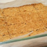 Découper pendant que les flapjacks sont chauds