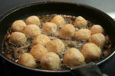 Boulettes de crevettes ayant chaud dans la poêle