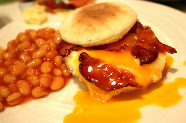 Muffin anglais et bacon croustillant