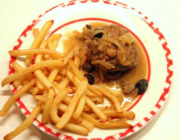 Assiette de boulets à la liégeoise et frites