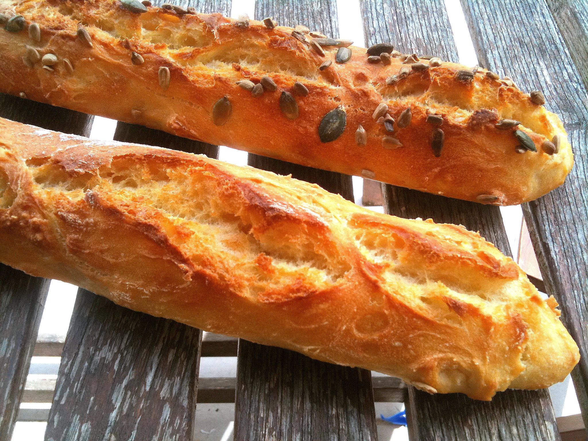 Moule à baguette avec revêtement antiadhésif comprenant lignes de boulanger  et couteau