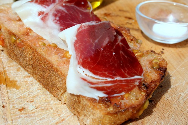 Pain frotté à l'ail, tomate et jambon