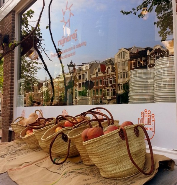 Reflet des maisons dans une vitrine