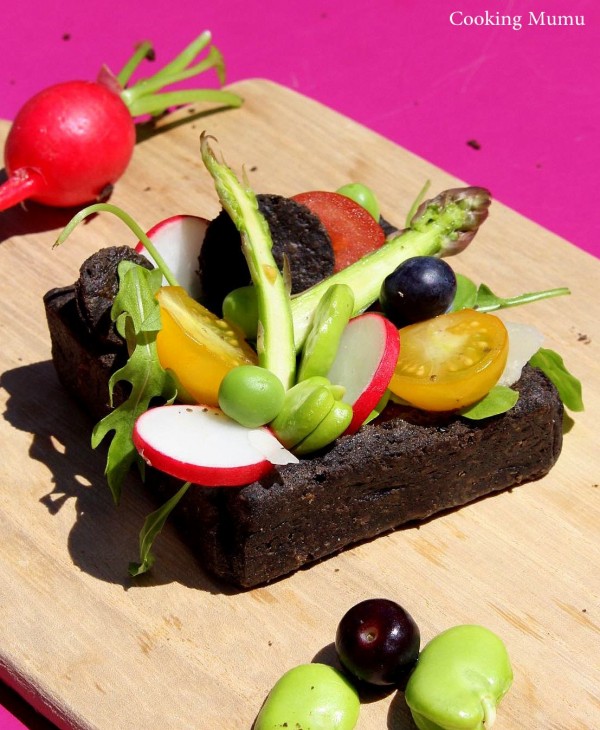 Tarte noire et crudités